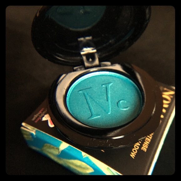 Nomad La Habana El Mar Intense Aqua Eyeshadow 🇨🇺 - Picture 3 of 7
